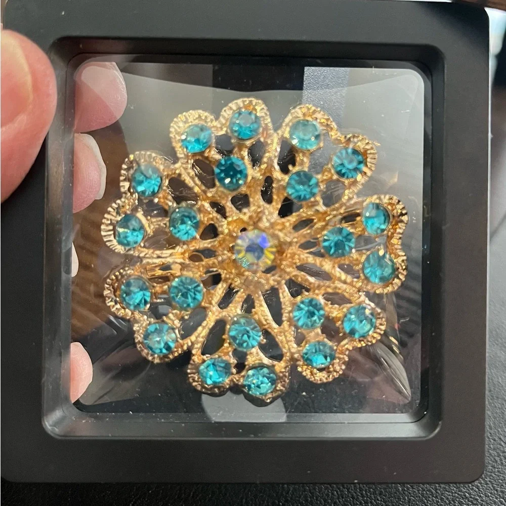 Gold and Blue Gem Brooch - Picture 4 of 4